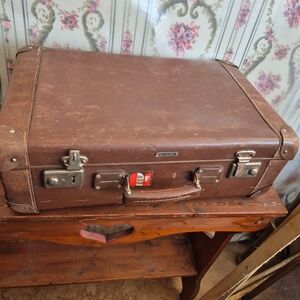 Vintage Brown Leather Travel Suitcase – Classic Men’s Carry